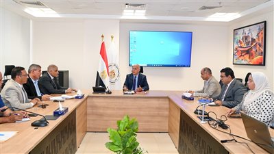 وزير الري يتابع خطة الوزارة للتعامل مع نواتج تطهيرات الترع والإستفادة منها في تأهيل الترع