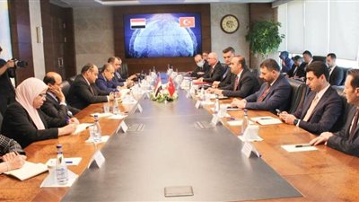 وزير التجارة والصناعة يبحث مع وزير الصناعة والتكنولوجيا التركي فرص تعزيز التعاون 