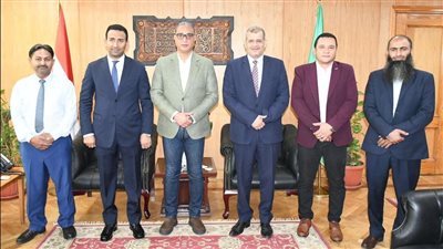 محافظ الفيوم يسلم 6 شيكات لشركة مياه الشرب والصرف الصحي لتوصيل المرافق للمنازل الأولى بالرعاية 