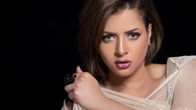 عايزة أشتغل أبوس إيديكم.. منى فاروق: 