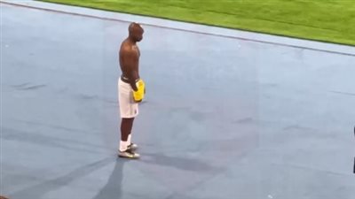 شيكابالا يتردد في ارتداء قميص رونالدو.. تفاعل مع لقطة العناق وتبادل القمصان