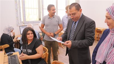 رئيس جامعة السويس يتفقد أعمال مكتب التنسيق في اليوم الأول
