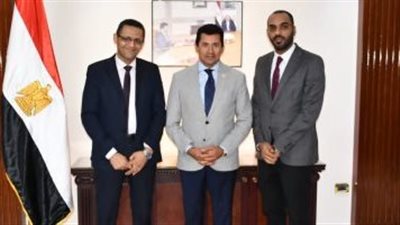 نقيب الصحفيين يلتقى وزير الشباب والرياضة لإنهاء كافة مشكلات النادى النهرى