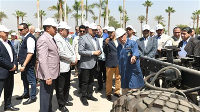 وزير الإنتاج الحربي يتفقد مصنع إنتاج وإصلاح المدرعات 