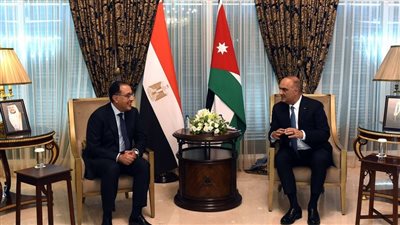 رئيسا وزراء مصر والأردن يشهدان توقيع ١٢ وثيقة في مجالات تعزيز التعاون الثنائي بين مصر والأردن