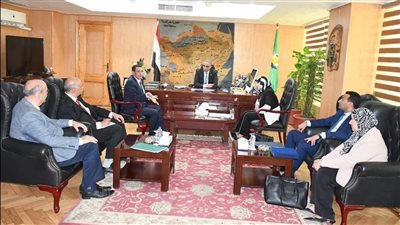 محافظ الفيوم ورئيس الهيئة العامة لتعليم الكبار يبحثان سبل التعاون المشترك