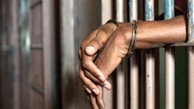 الداخلية تداهم بؤرة إجرامية بكفر سعد وتضبط مخدرات بقيمة مليونى جنيه