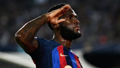 رسمياً.. الأهلي السعودي يعلن ضم فرانك كيسي من برشلونة