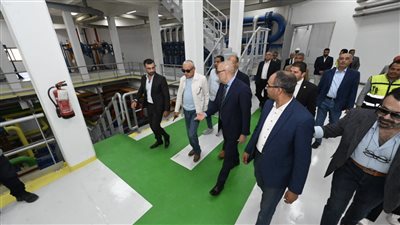 وزير الإسكان يتفقد محطة معالجة الصرف الصحي 