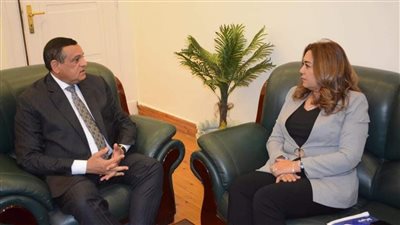 آمنة يتابع مع محافظ دمياط تشغيل مجمعات الخدمات الحكومية بقرى حياة كريمة