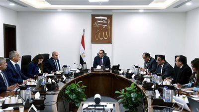 رئيس الوزراء يستعرض إجراءات تعظيم تجارة الترانزيت وإعادة التصدير