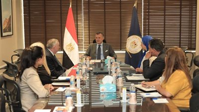 وزير السياحة والآثار يلتقي بالرئيس الشرفي لمركز جون كيندي للفنون المسرحية