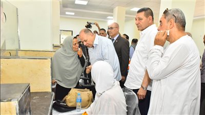 محافظ أسيوط يشهد تشغيل مجمع خدمات المواطنين بقرية بني عديات بمنفلوط