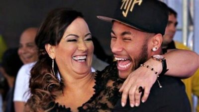 بعد انتقاله إلى الهلال.. والدة نيمار ترتدي النقاب في أول ظهور (صور)