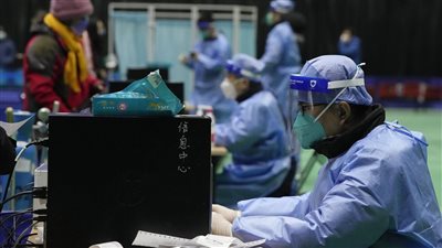 لم يصل مصر..  رئيس لجنة مكافحة كورونا يكشف موقف المتحور الجديد ومدى فعالية اللقاح