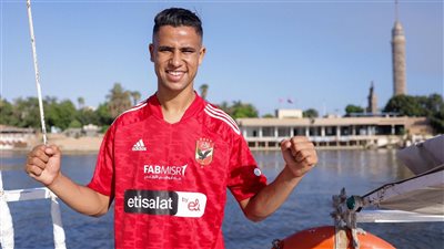 بتشيرت الأهلي الأبيض.. رضا سليم يواصل التأهيل استعداد للموسم الجديد (صور)