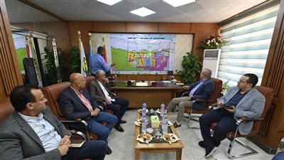 وزير الإسكان يعقد اجتماعا بمقر جهاز 