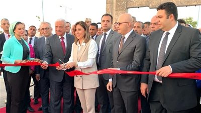 محافظ السويس ووزيرة الثقافة يفتتحان معرض المحافظة الأول للكتاب