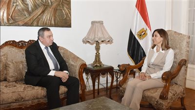وزيرة الثقافة تجتمع ووفد مبادرة 