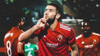 بعد رحيله عن الأهلي .. أول ظهور لـ قندوسي بقميص سيراميكا 