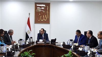 رئيس الوزراء يتابع مع وزير التموين جهود توفير السلع الأساسية للمواطنين