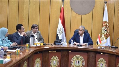 وزير العمل يلتقي بممثلي الاتصال النقابي العمالي بالمحافظات 