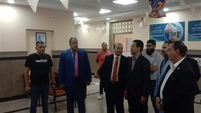 القائم بعمل رئيس جامعة بنها يتفقد سير العمل بكلية العلاج الطبيعي والعيادات الخارجية