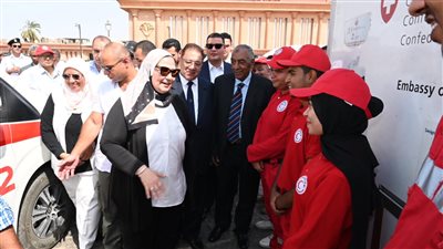 وزيرة التضامن الاجتماعي تتفقد نقطة الخدمات الإنسانية للهلال الأحمر