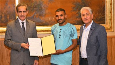 محافظ الغربية يسلم 13 عقد عمل في القطاع الخاص