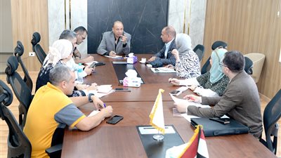 رئيس جامعة المنصورة الأهلية يعقد اجتماعًا لمتابعة الاستعدادات للعام الدراسى الجديد 