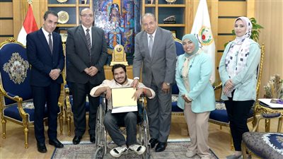 تقديرًا لتفوقهم.. رئيس جامعة المنصورة يكرم المتفوقين من الطلاب ذوي الهمم 