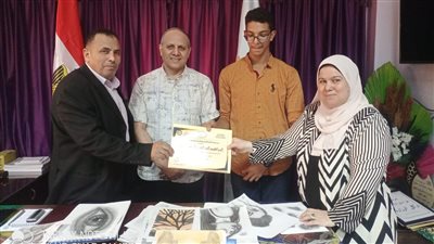 وكيل تعليم كفر الشيخ يكرم مبدع بالتعليم الفني ويشيد بمركز الموهوبين