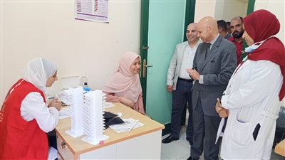 وكيل وزارة الصحة بالشرقية يتفقد عمل الفرق الطبية بمبادرة ١٠٠ يوم صحة