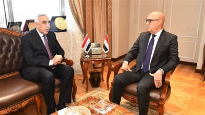 وزير الإسكان يبحث مع السفير العراقى بالقاهرة سبل تعزيز التعاون بين البلدين