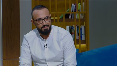 الدكتور أحمد رضا يبدع في تقليد الفنانيين والمطربين.. واحد من الناس