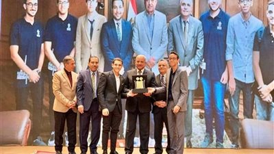 محافظ السويس يكرم طالبين فازا في تصميم المشروعات الهندسية