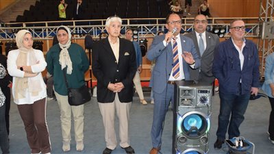 رئيس جامعة حلوان يتابع اللمسات النهائية لعروض حفل افتتاح إسبوع شباب الجامعات