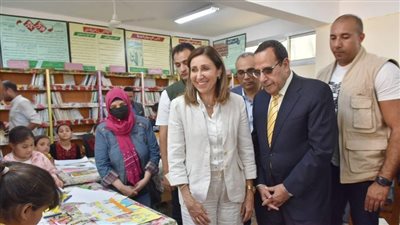 وزيرة الثقافة ومحافظ شمال سيناء يفتتحان معرضًا للحرف التراثية 