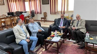 رئيس جامعة الزقازيق يستقبل وزير التخطيط ومحافظ البنك المركزى الأسبقين