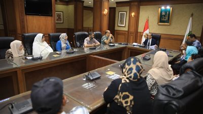 نائب محافظ سوهاج يلتقي مديري إدارات خدمة المواطنين على مستوى المحافظة