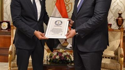 مصر تتسلم شهادة موسوعة جينيس للأرقام القياسية لتسجيل أكبر علامة للتوعية بالسرطان في العالم 
