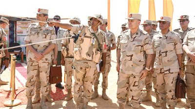 رئيس الأركان يتفقد إحدى المراحل التدريبية بنطاق المنطقة المركزية العسكرية