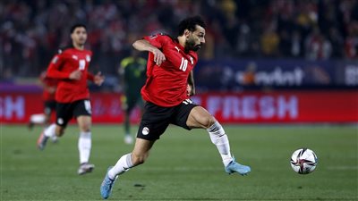 منتخب مصر بالزي الأحمر والشورت الأسود في مباراة تونس الودية