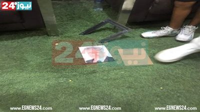 تحطيم صورة مرتضى منصور وإلقائها علي الأرض داخل الزمالك (صور)