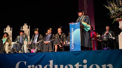 جامعة إيست لندن تمنح الدكتوراة الفخرية للدكتور أيمن عاشور وزير التعليم العالى تقديرًا لتاريخه العلمى