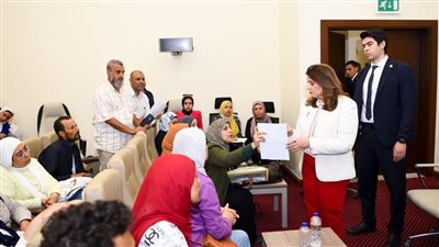 وزيرة الهجرة تستقبل العشرات من أولياء أمور الطلاب المصريين الدارسين في السودان للاستماع لشكواهم