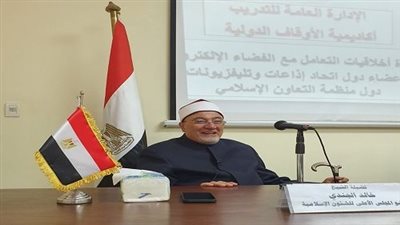 خالد الجندي يلقي محاضرة  