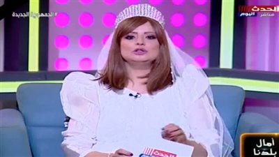 جالها عريس.. مذيعة بفستان زفاف على الهواء: 