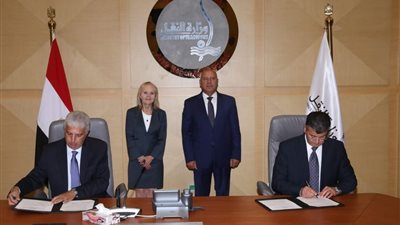 وزير النقل يشهد توقيع عقد تنفيذ أعمال البنية الأساسية والأنظمة لمترو الإسكندرية (أبو قير – محطة مصر)