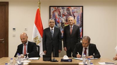وزير الكهرباء وسفير فرنسا لدى جمهورية مصر العربية يشهدان مراسم توقيع مذكرتى تفاهم بين قطاع الكهرباء وشركة  EDF الفرنسية